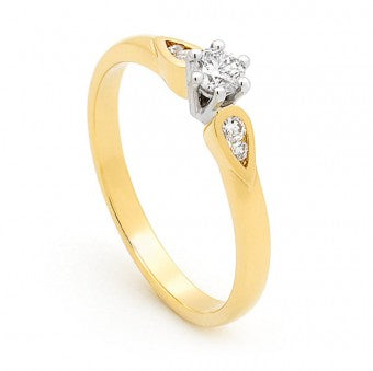 Diamond set engagement ring, 9ct yellow gold.