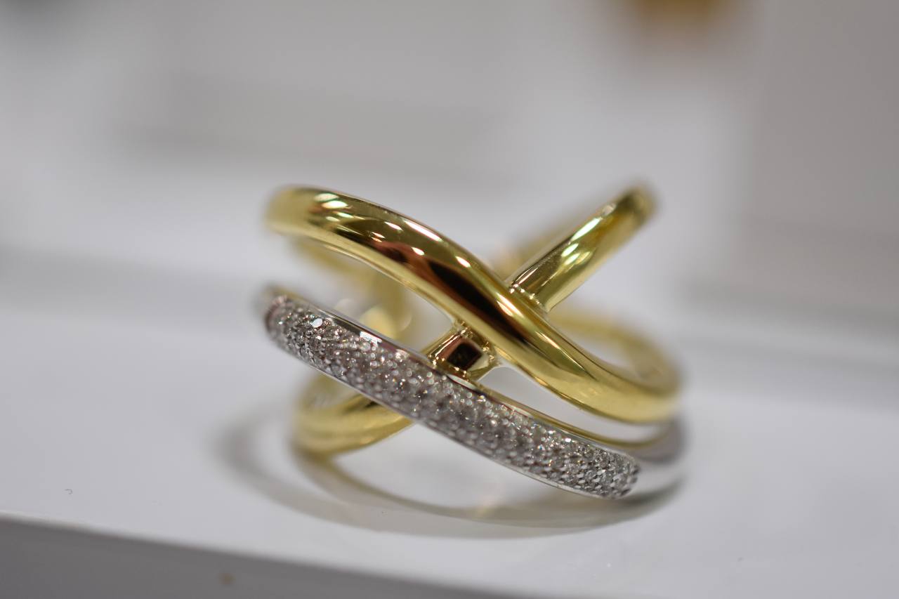 9ct WG/WG w Dia ring