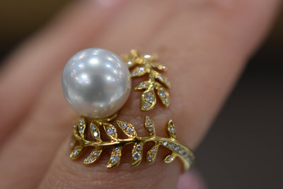 18ct Yellow gold, Southsea and diamond set ring