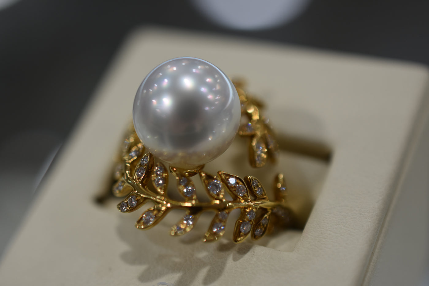 18ct Yellow gold, Southsea and diamond set ring