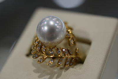 18ct Yellow gold, Southsea and diamond set ring